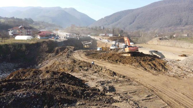 Sel Afetinde Çöken Yola 35 Metre Uzunluğunda Köprü İnşa Ediliyor