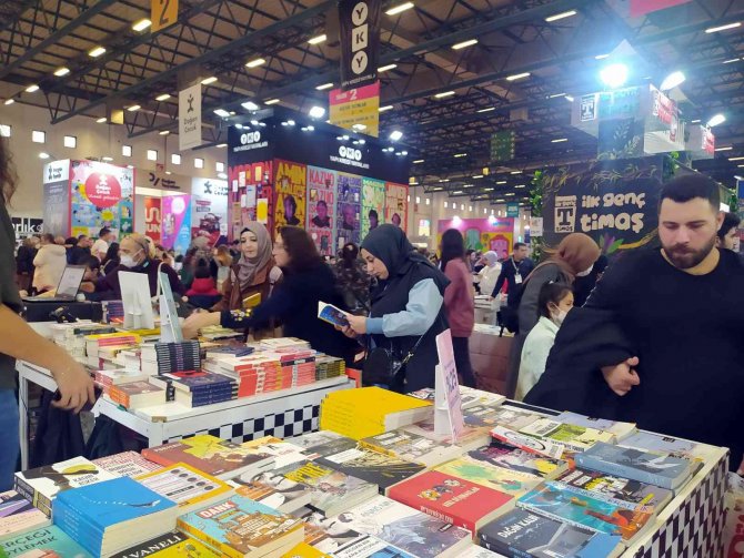 39’uncu Uluslararası İ̇stanbul Kitap Fuarı’nda Hafta Sonu Yoğunluğu