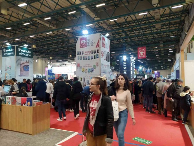 39’uncu Uluslararası İ̇stanbul Kitap Fuarı’nda Hafta Sonu Yoğunluğu