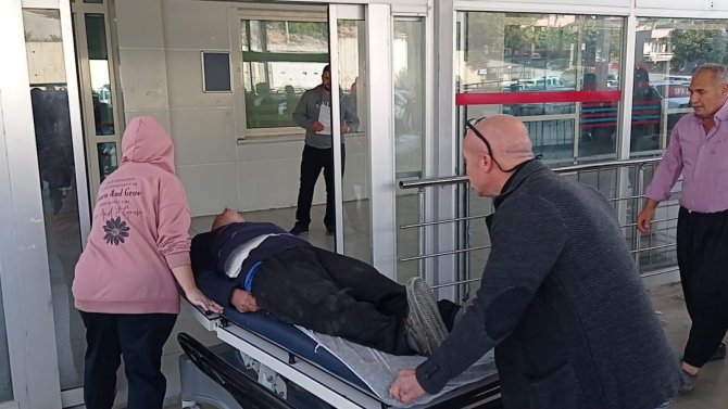 Adana’da Traktör Devrilmesi Sonucu Çok Sayıda İşçi Yaralandı