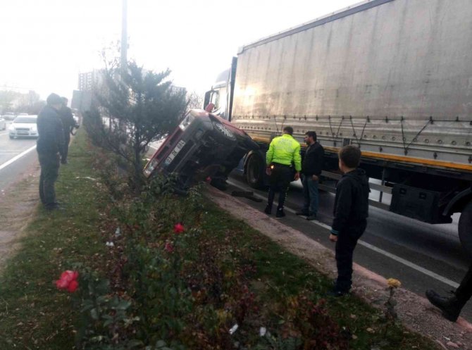 Afyonkarahisar’da Tır Otomobile Çarptı; 3 Yaralı
