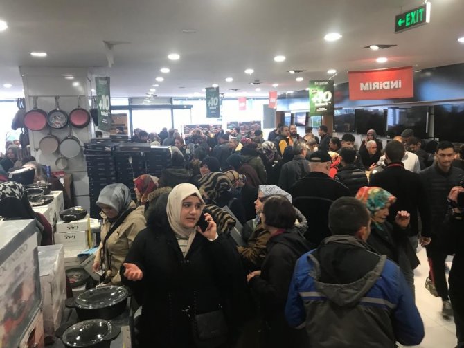 Başkentte Yüzde 50 İndirim Yapan Mağazada Vatandaşlar Birbirini Ezdi