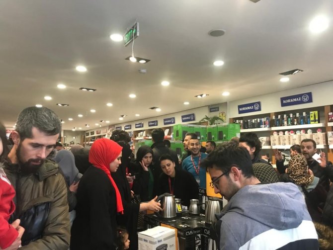 Başkentte Yüzde 50 İndirim Yapan Mağazada Vatandaşlar Birbirini Ezdi
