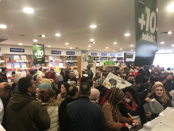 Başkentte Yüzde 50 İndirim Yapan Mağazada Vatandaşlar Birbirini Ezdi