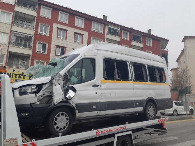Başkentte Okul Servisi Devrildi, Faciadan Dönüldü