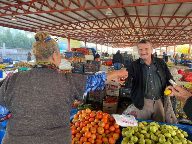 Antalya’da Pazarcı Esnafı, 10 Yıldır Güne Leyla Ablalarının Çayıyla Başlıyor