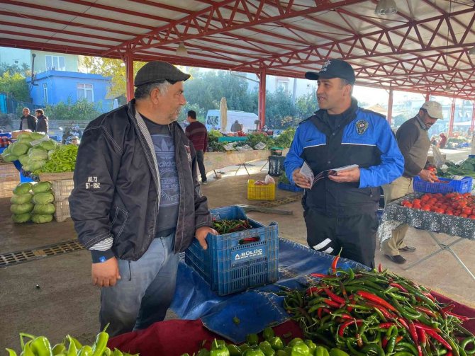 Antalya’da Polis Ekipleri, Pazar Esnafını Broşür Dağıtarak Dolandırıcılara Karşı Uyardı