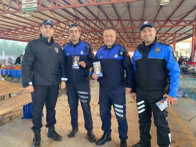 Antalya’da Polis Ekipleri, Pazar Esnafını Broşür Dağıtarak Dolandırıcılara Karşı Uyardı