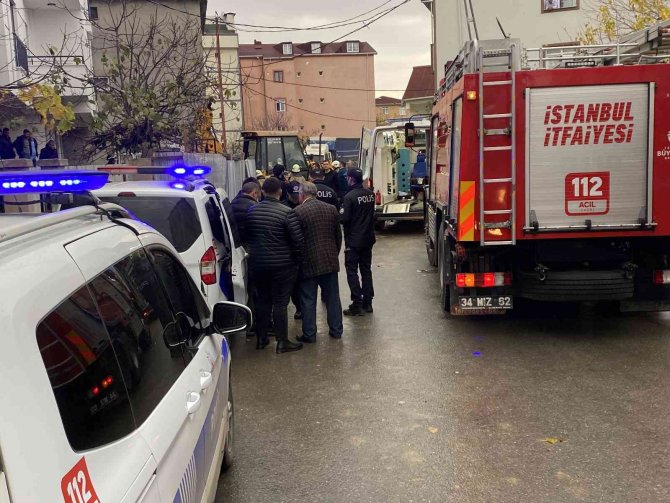 Sultanbeyli’de Göçük Altında Kalan İşçinin Cansız Bedeni Çıkarıldı