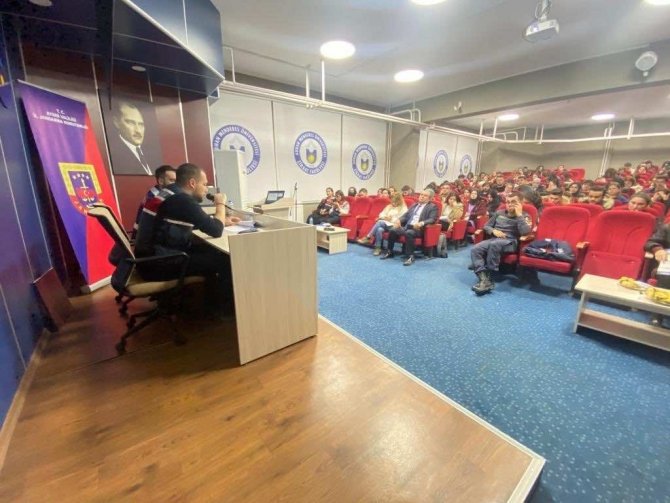 Jandarma Ekipleri Üniversite Öğrencileri Ve Öğretim Görevlilerini Bilgilendirdi