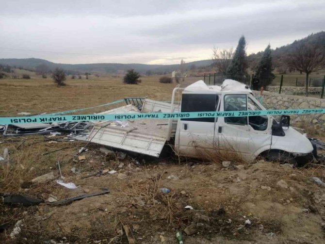 Yoldan Çıkan Kamyonet Kaza Yaptı: 1 Ölü, 1 Yaralı