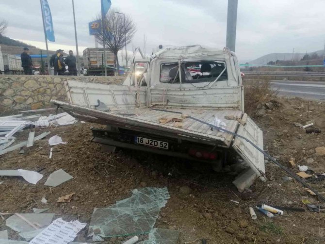 Yoldan Çıkan Kamyonet Kaza Yaptı: 1 Ölü, 1 Yaralı