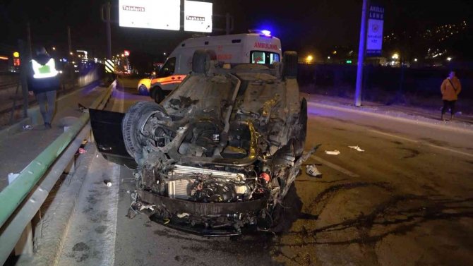 Bursa’da Kontrolden Çıkan Otomobil Aydınlatma Direğine Çarpıp Takla Attı : 3 Ağır Yaralı