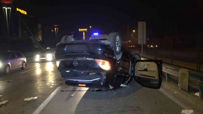 Bursa’da Kontrolden Çıkan Otomobil Aydınlatma Direğine Çarpıp Takla Attı : 3 Ağır Yaralı