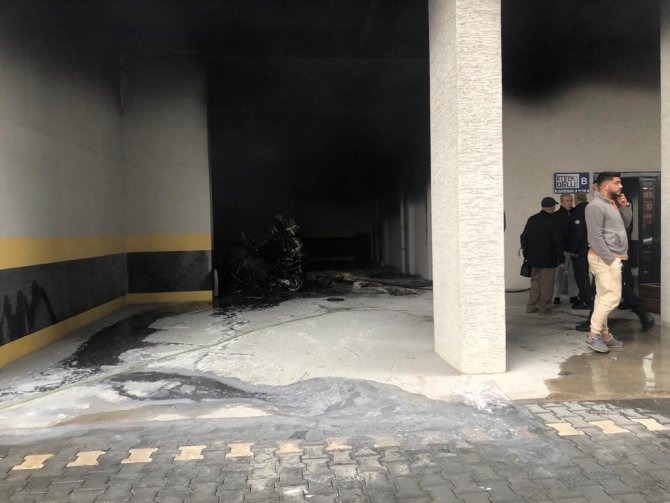 Park Halindeki Motosikletler Alevlere Teslim Oldu