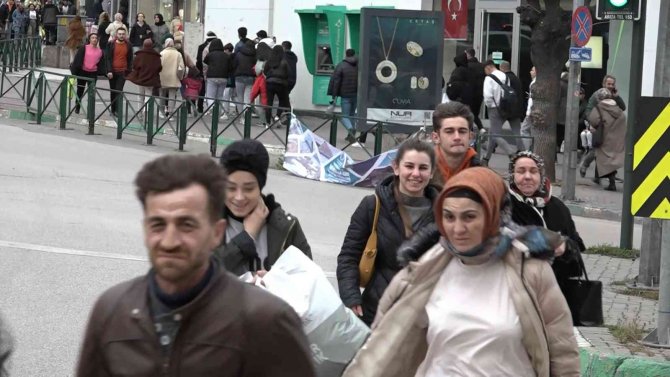 Bursa’da Şiddetli Lodos Hayatı Felç Etti