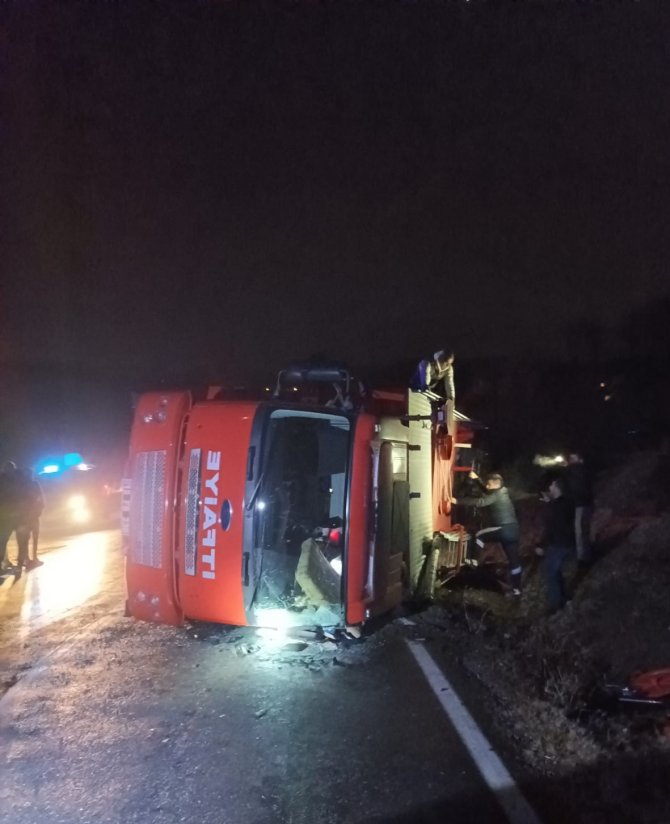 Yangına Giden İtfaiye Aracı Devrildi: 3 Yaralı
