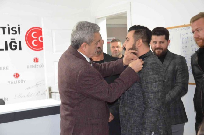 Didim’de Mhp’ye Üye Olan Gençlere Rozetlerini İ̇l Başkanı Alıcık Taktı