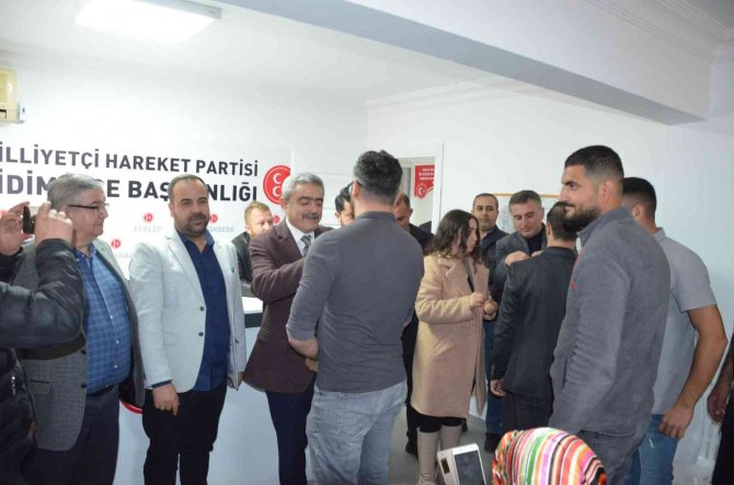 Didim’de Mhp’ye Üye Olan Gençlere Rozetlerini İ̇l Başkanı Alıcık Taktı