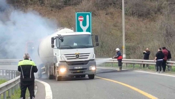Çimento Yüklü Tır Balatalarından Yandı