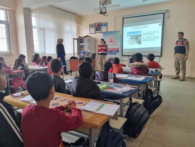 Jandarma Öğrencileri Bilgilendirdi