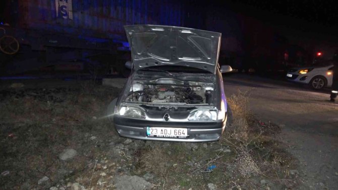 Elazığ’da Otomobil Trene Çarptı