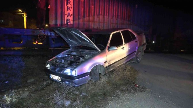 Elazığ’da Otomobil Trene Çarptı
