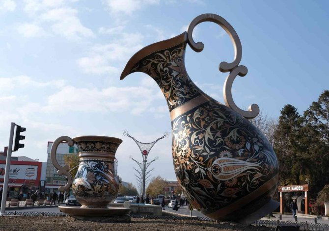 Bakır Görünümlü Obje Refahiye Kaymakamlığına Hibe Edildi