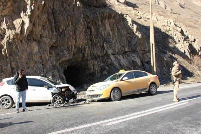 Hakkari’de Trafik Kazası: 7 Yaralı