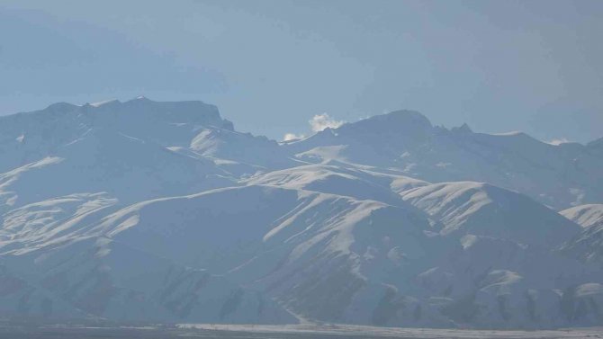 Yüksekova İki Mevsim Arasında Kaldı