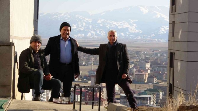 Yüksekova İki Mevsim Arasında Kaldı