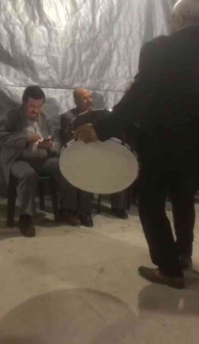 Düğünde Davul Çalarken Kalp Krizi Geçirdi: O Anlar Kamerada