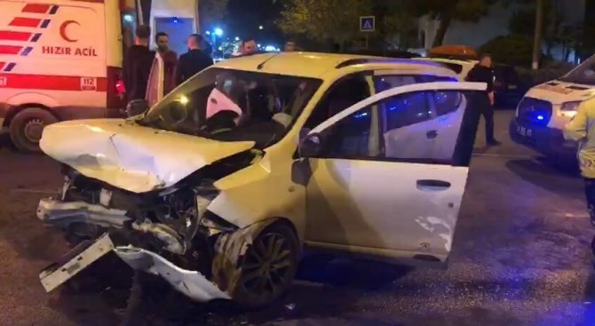 Ataşehir’de İki Otomobil Çarpıştı: 3 Yaralı