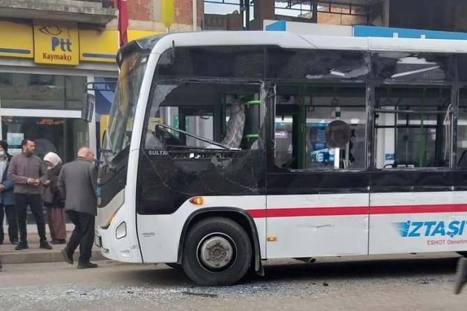 İ̇zmir’de Kamyon Ortalığı Savaş Alanına Çevirdi: 8 Yaralı