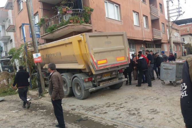 İ̇zmir’de Kamyon Ortalığı Savaş Alanına Çevirdi: 8 Yaralı