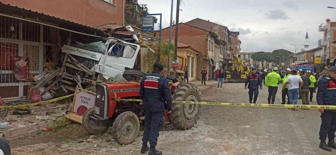 İ̇zmir’de Kamyon Ortalığı Savaş Alanına Çevirdi: 8 Yaralı
