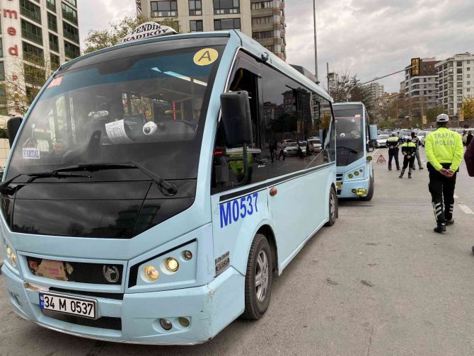 Kadıköy’de Sivil Trafik Polislerinden Minibüslere Denetim