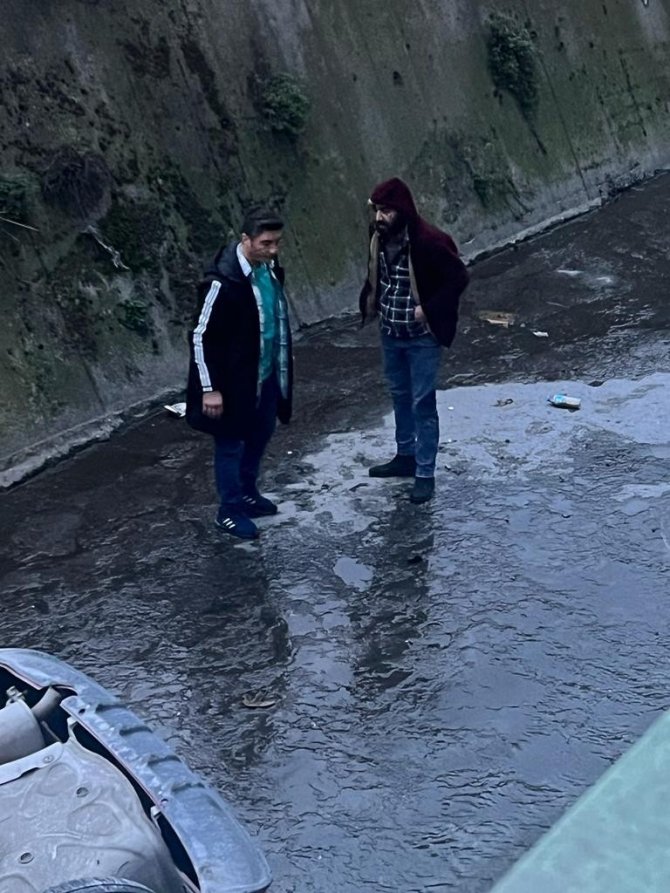 Kağıthane’de Otomobil Dereye Uçtu: 2 Yaralı