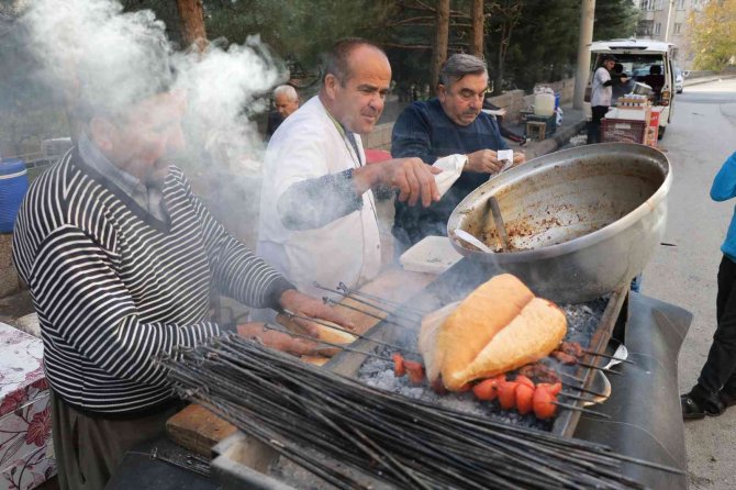 Her Gün Bir Pazar Yerinde 36 Yıldır Kavurma Satıyor