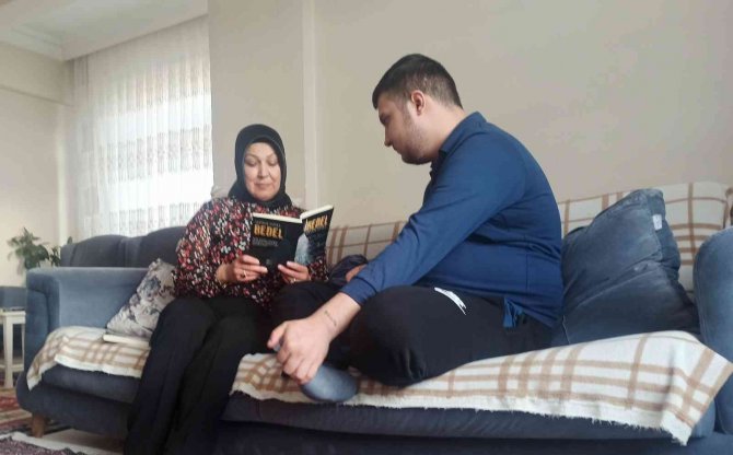 Kahramanmaraş’ta Engelli Oğlu Olan Anne, Hem Üniversite Bitirdi Hem De Kitap Çıkardı