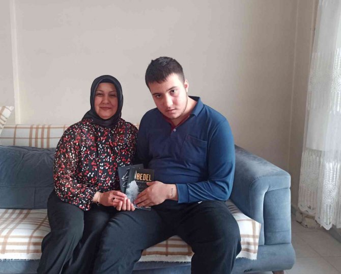 Kahramanmaraş’ta Engelli Oğlu Olan Anne, Hem Üniversite Bitirdi Hem De Kitap Çıkardı