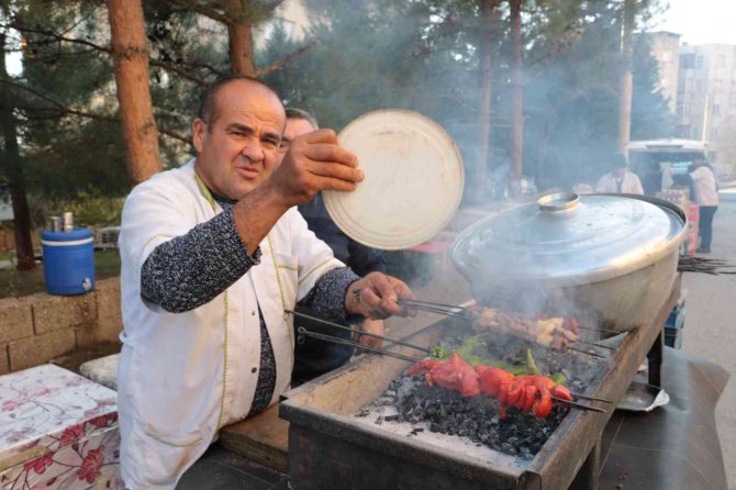 Her Gün Bir Pazar Yerinde 36 Yıldır Kavurma Satıyor