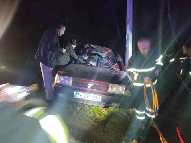 Karabük’te Direğe Çarpan Otomobil Sürücüsü Hayatını Kaybetti