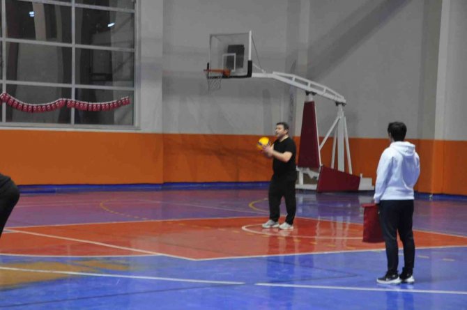 Kaymakam Ocak, Voleybol Turnuvasına Oynadı