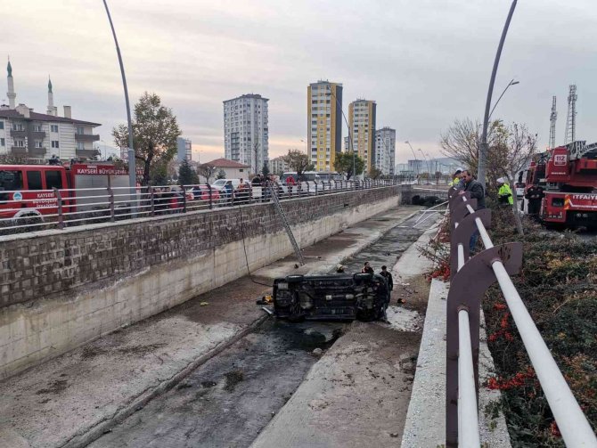 Kanala Düşen Otomobil Alev Alev Yandı: 4 Yaralı