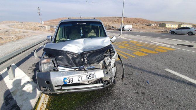 Yavaşlayan Otomobile Ticari Araç Çarptı: 2 Yaralı