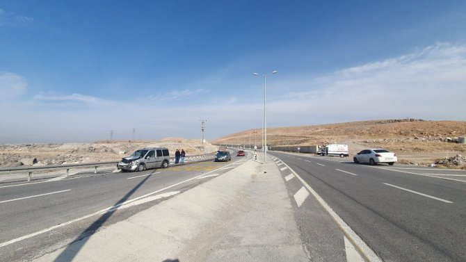 Yavaşlayan Otomobile Ticari Araç Çarptı: 2 Yaralı