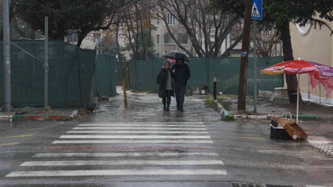 Kırklareli’nde Sağanak Yağış Etkili Oluyor