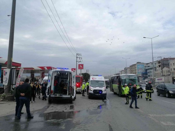 D-100’de Halk Otobüsü Tıra Çarptı: 7 Yaralı