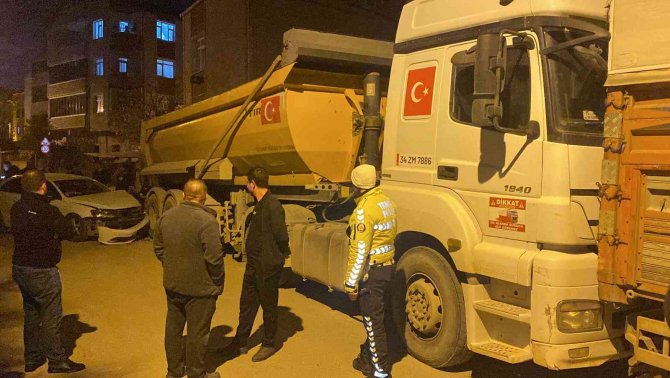 Sokağa Süratli Girdi, Park Halindeki Kamyona Çarptı: 2 Yaralı